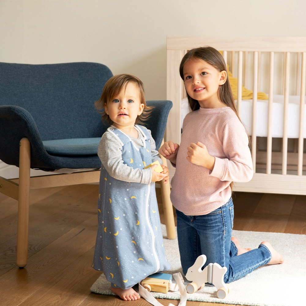 18-36m-ergobaby-2-vo-1-vrekja-za-spienje-so-nogavici-mesecina