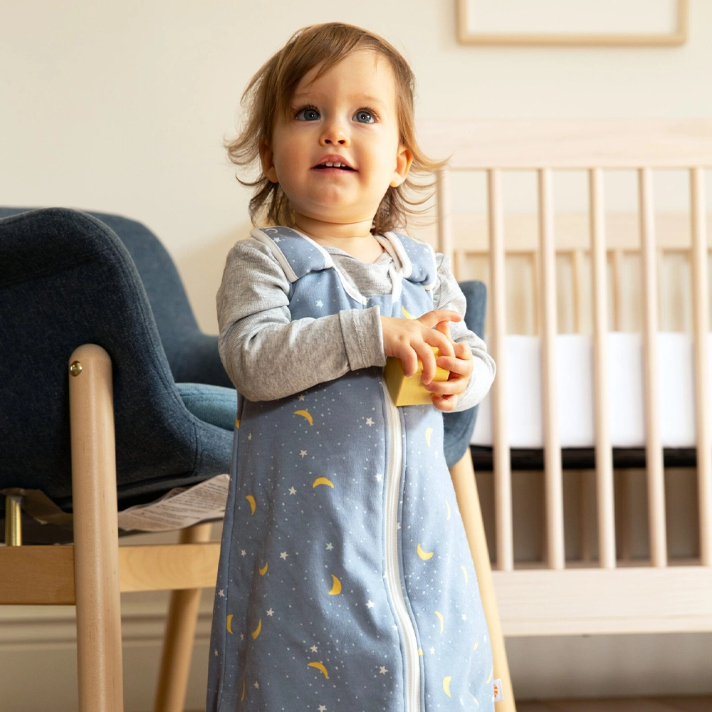 18-36m-ergobaby-2-vo-1-vrekja-za-spienje-so-nogavici-mesecina