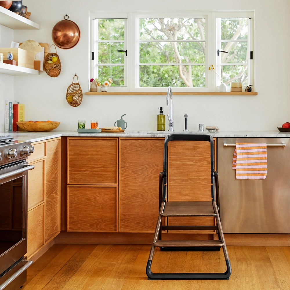 ergobaby-evolve-kujnski-pomosnik-dark-wood