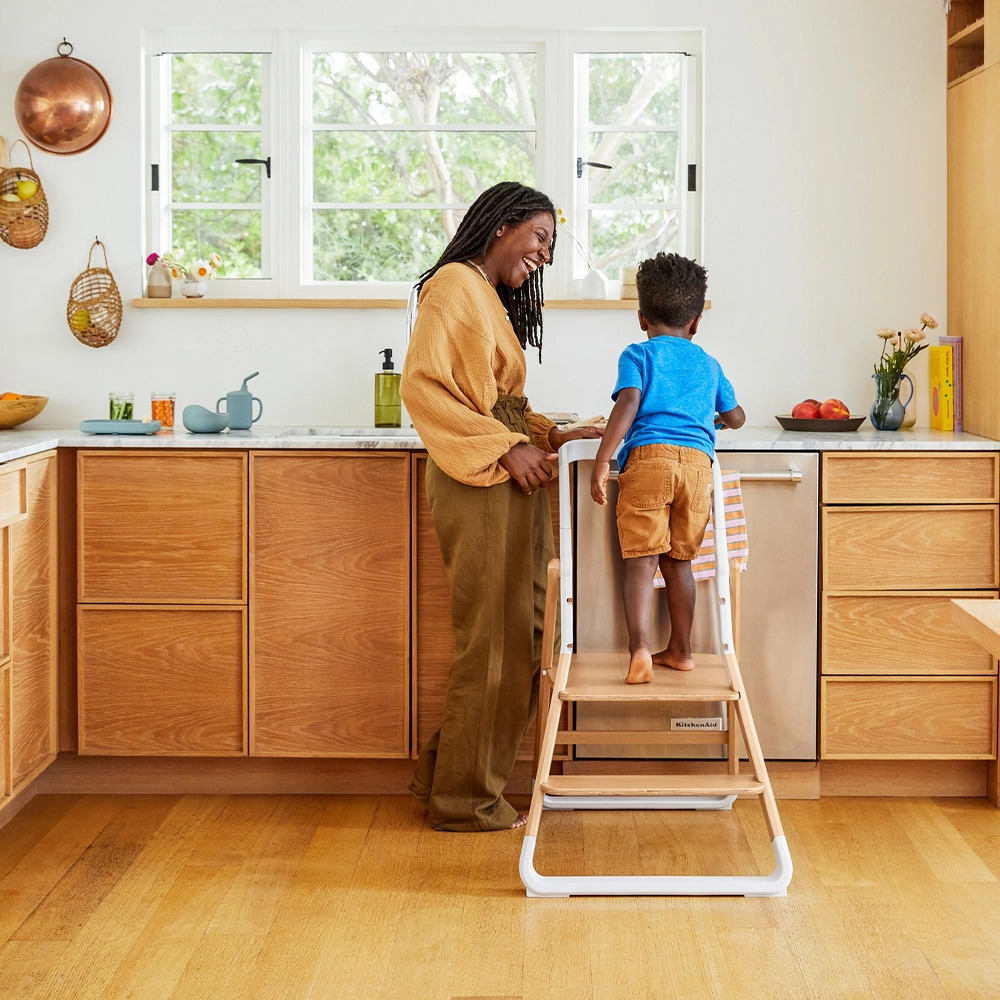 ergobaby-evolve-kujnski-pomosnik-natural-wood